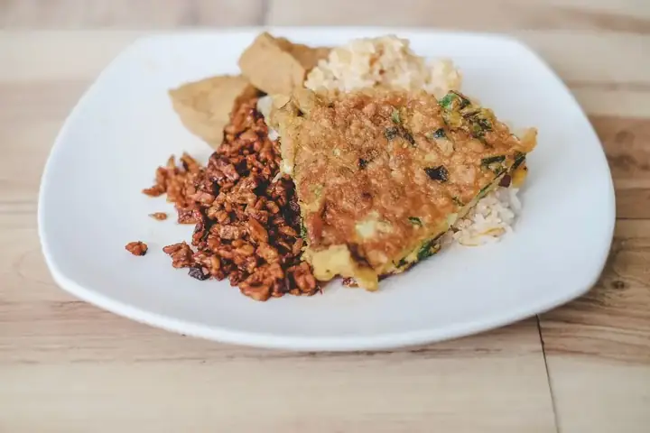 A shared vegetarian meal prepared by volunteers